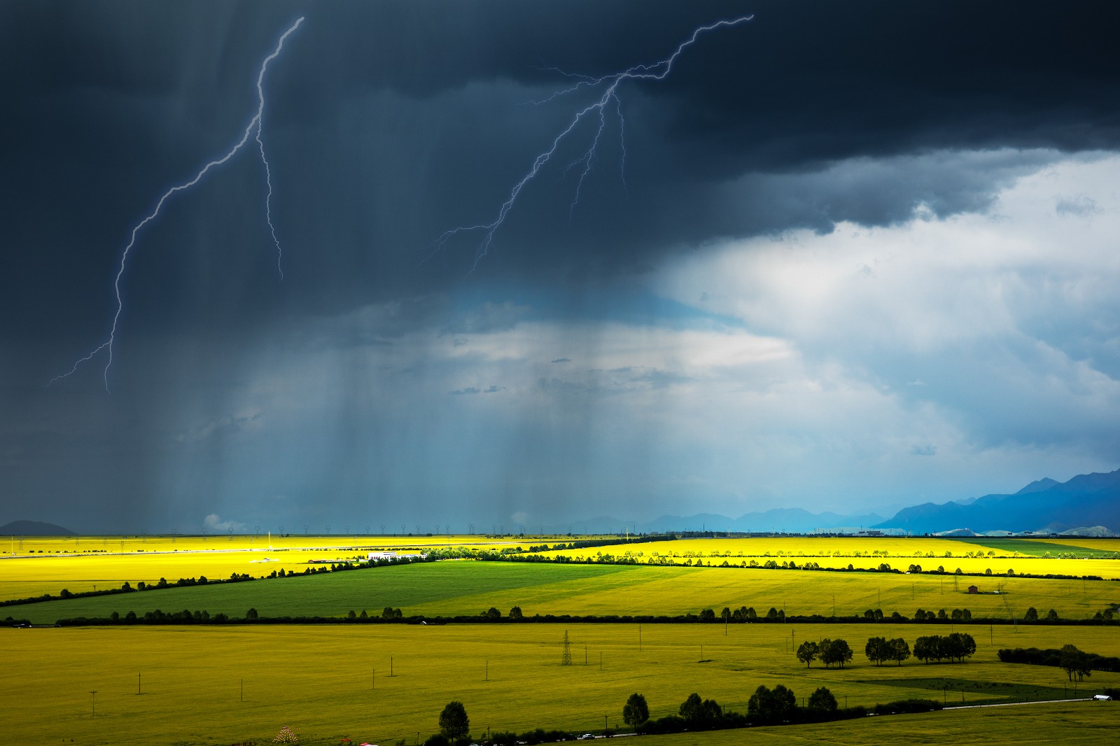 风光类：《风雨欲来》+达明伟.jpg