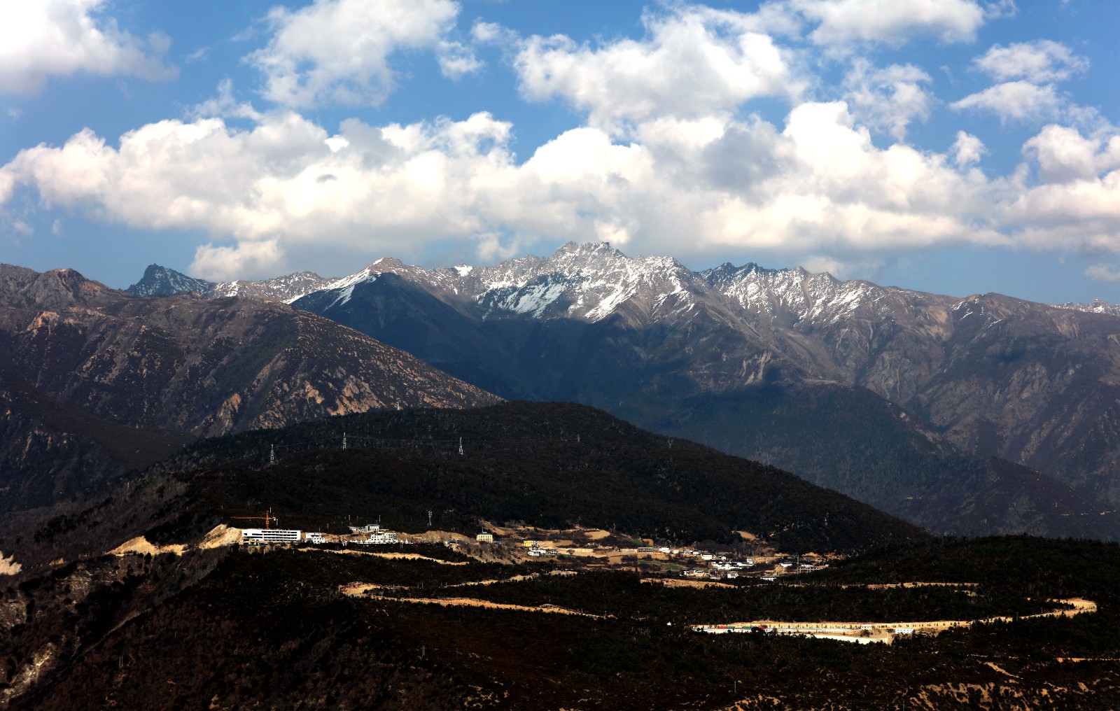 高原下的小村庄.JPG