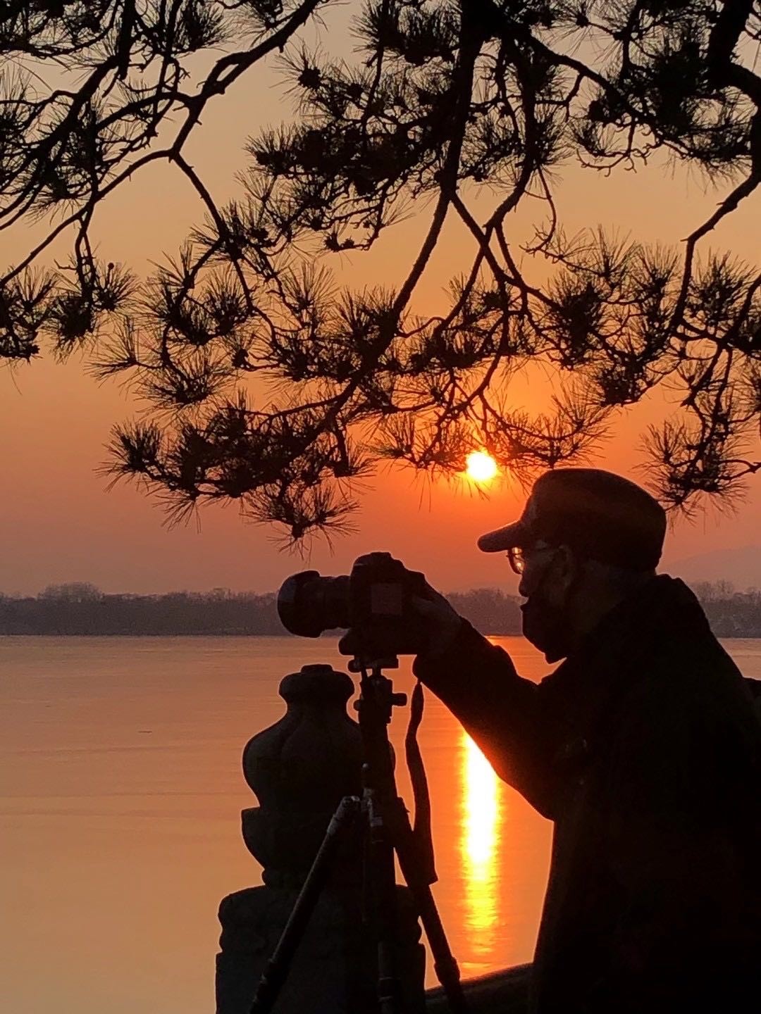 夕阳下的摄影爱好者.jpg